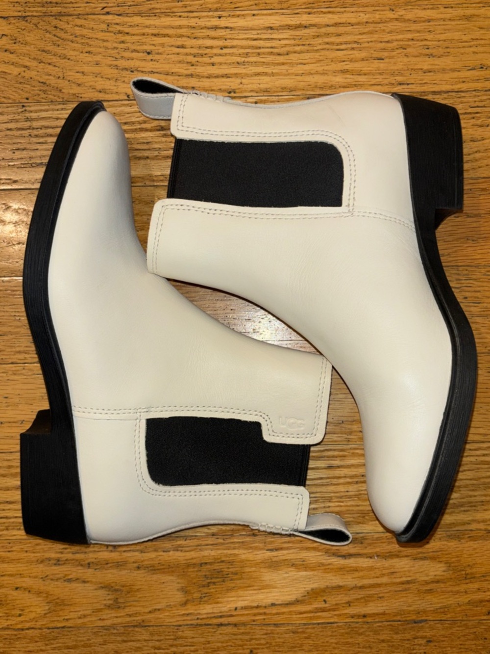 UGG Ashton Leather Chelsea Boots – White & Black - W7